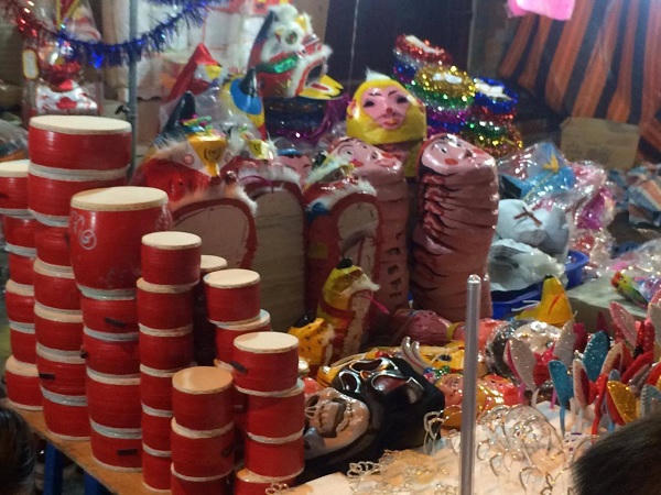 Trẻ em háo hức đón chợ Trung thu truyền thống