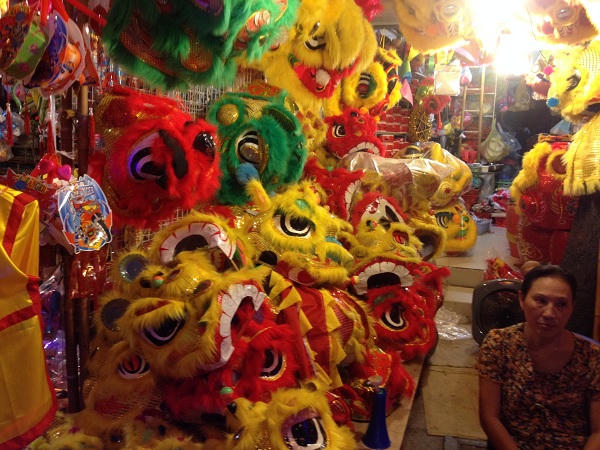 Trẻ em háo hức đón chợ Trung thu truyền thống