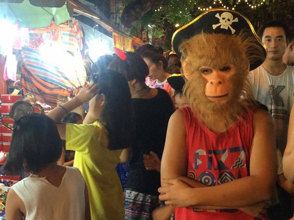 Trẻ em háo hức đón chợ Trung thu truyền thống