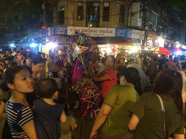 Trẻ em háo hức đón chợ Trung thu truyền thống