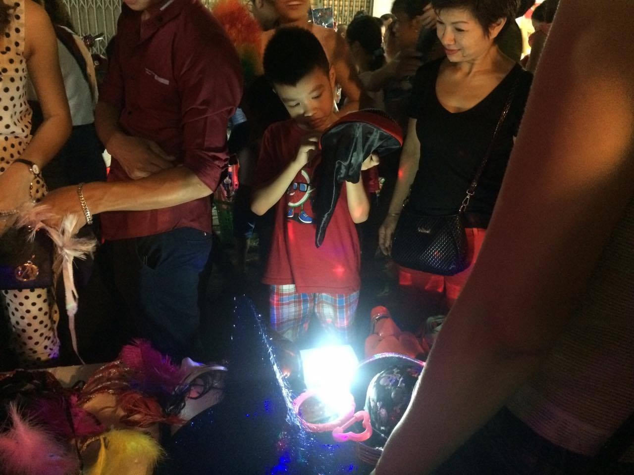 Trẻ em háo hức đón chợ Trung thu truyền thống