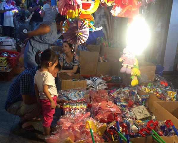 Trẻ em háo hức đón chợ Trung thu truyền thống