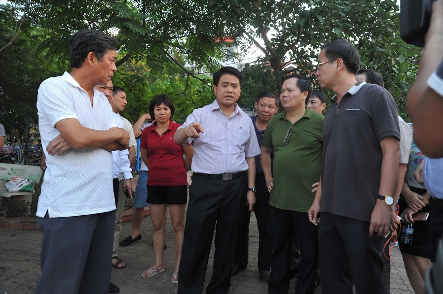 Chủ tịch Nguyễn Đức Chung thị sát hiện trường cá chết trắng Hồ Tây