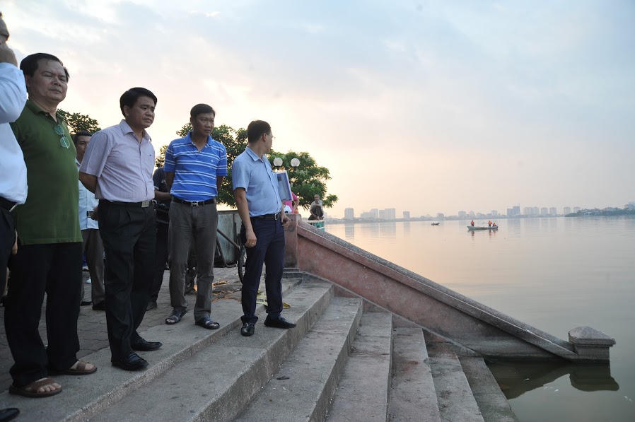Chủ tịch Nguyễn Đức Chung thị sát hiện trường cá chết trắng Hồ Tây