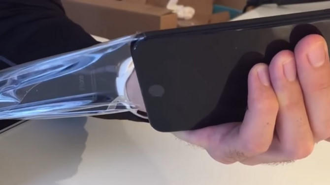 Chữ trên iPhone 7 Jet Black bị dính theo lớp dán bảo vệ