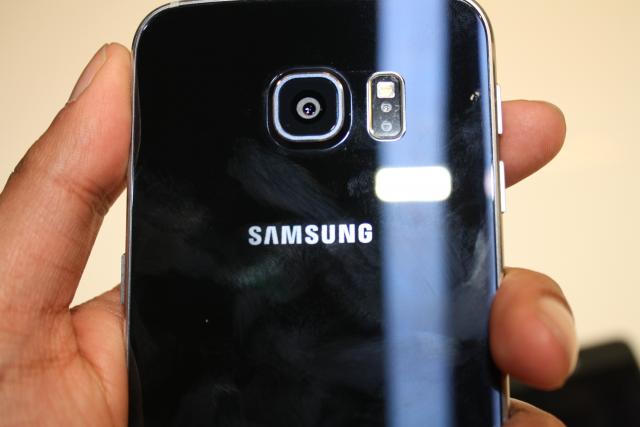 Những smartphone có dáng đen huyền bí