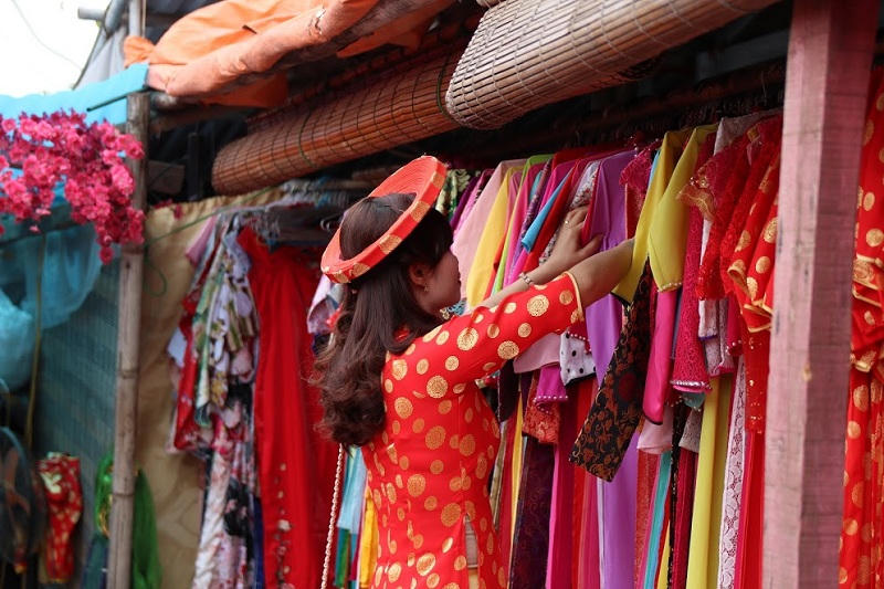 Làng hoa Nhật Tân kiếm bộn tiền nhờ dịch vụ chụp ảnh Tết