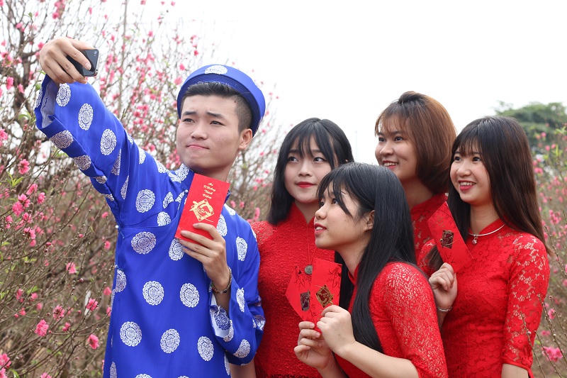 Làng hoa Nhật Tân kiếm bộn tiền nhờ dịch vụ chụp ảnh Tết