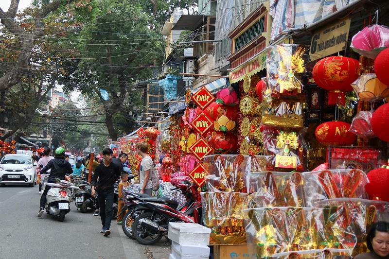Phố Hàng Mã rực rỡ sắc màu đồ trang trí Tết