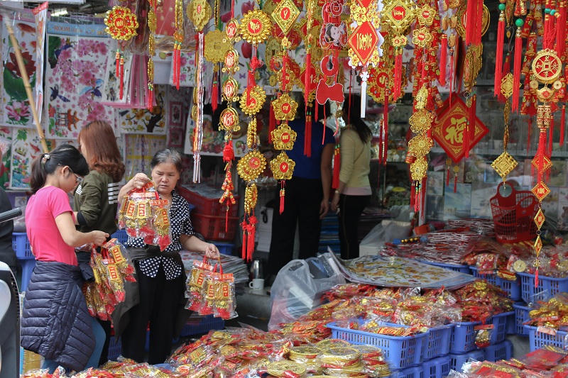 Phố Hàng Mã rực rỡ sắc màu đồ trang trí Tết