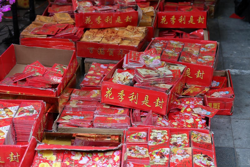 Phố Hàng Mã rực rỡ sắc màu đồ trang trí Tết