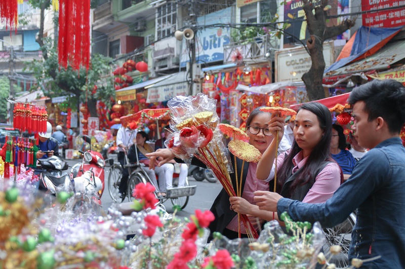 Phố Hàng Mã rực rỡ sắc màu đồ trang trí Tết