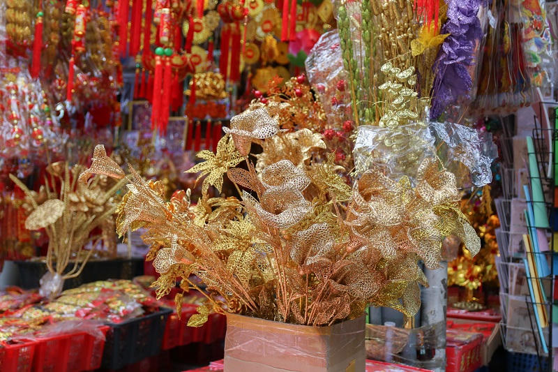 Phố Hàng Mã rực rỡ sắc màu đồ trang trí Tết