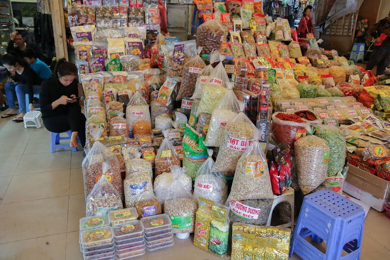 Bánh kẹo không nhãn mác tràn ngập thị trường ngày giáp Tết