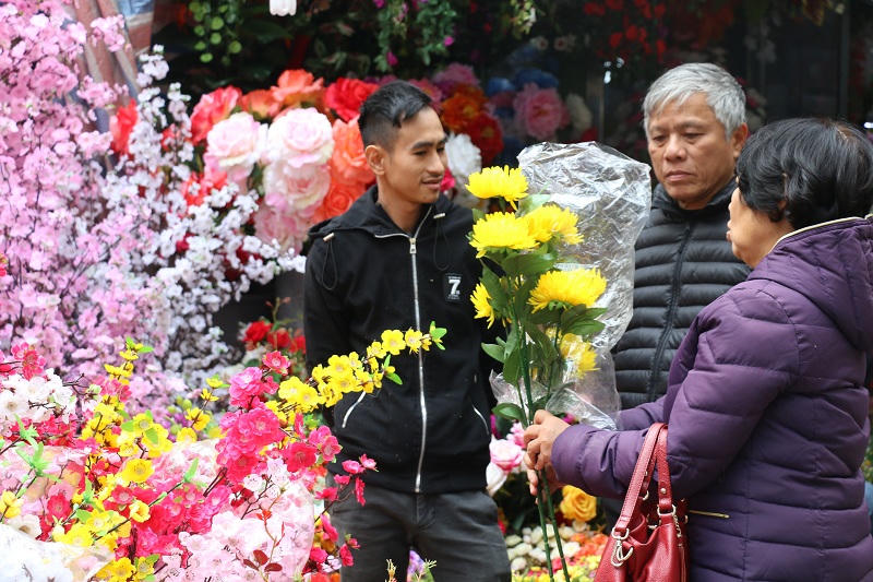 Hoa giả tràn ngập tại chợ hoa 500 năm tuổi