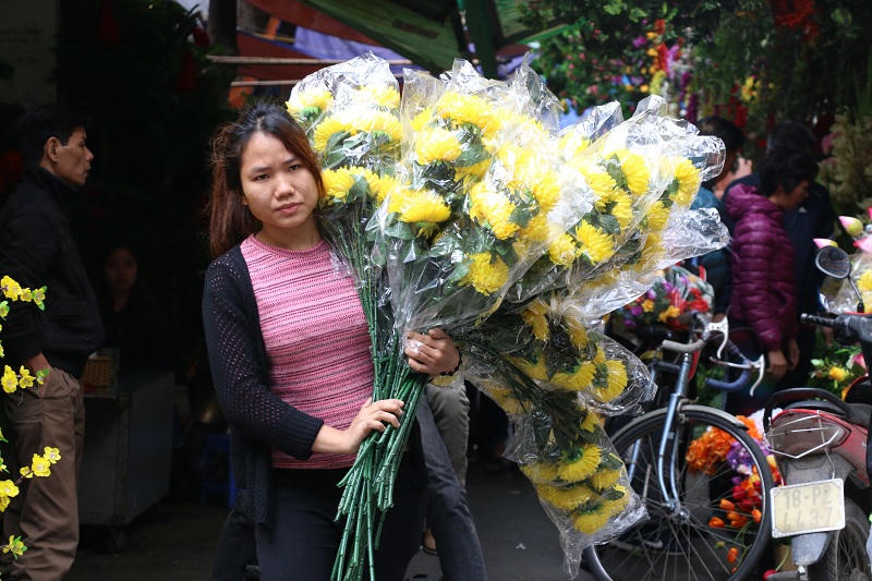 Hoa giả tràn ngập tại chợ hoa 500 năm tuổi