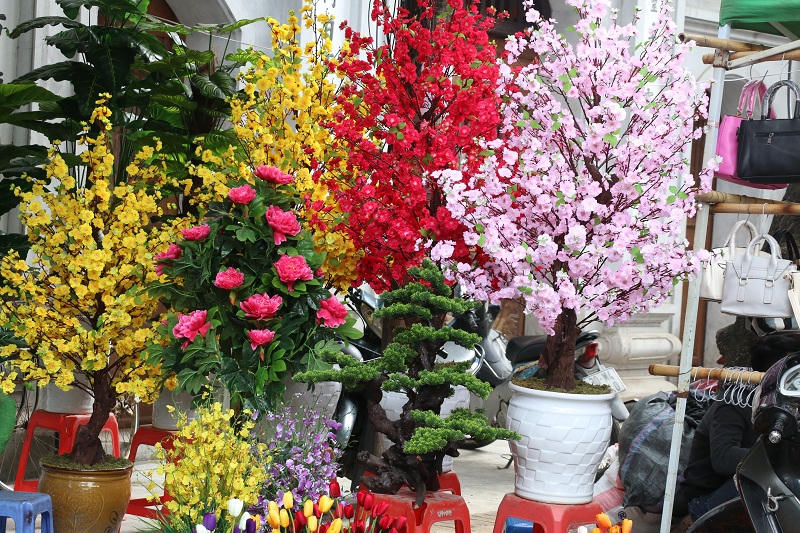 Hoa giả tràn ngập tại chợ hoa 500 năm tuổi