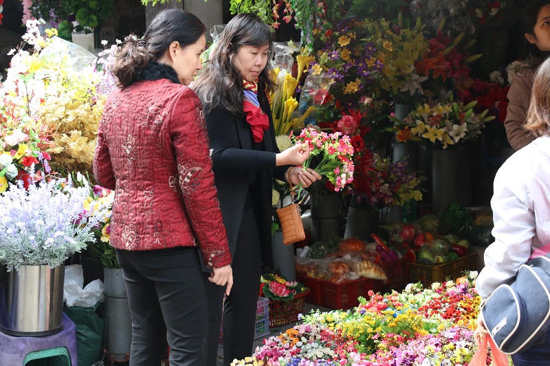 Hoa giả tràn ngập tại chợ hoa 500 năm tuổi