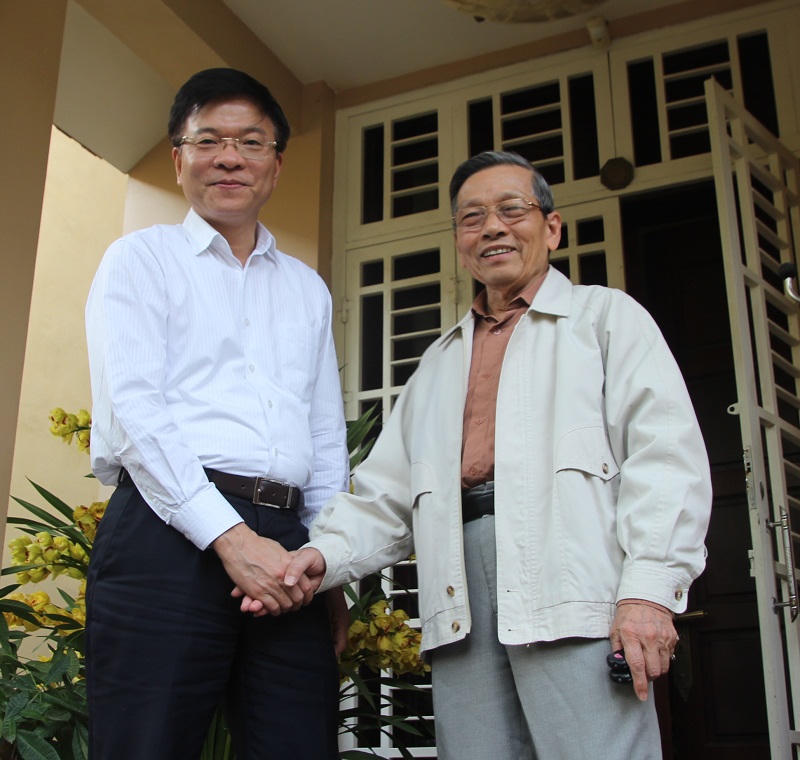 Bộ trưởng Lê Thành Long chúc Tết gia đình Phó Chủ tịch QH Nguyễn Văn Yểu