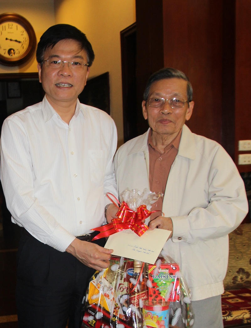 Bộ trưởng Lê Thành Long chúc Tết gia đình Phó Chủ tịch QH Nguyễn Văn Yểu