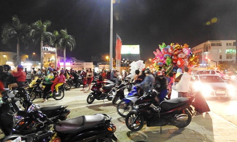 Nhiều nơi trên cả nước tưng bừng đón giao thừa