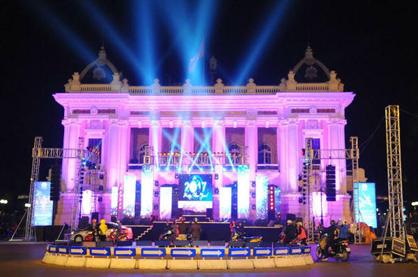 Nhiều nơi trên cả nước tưng bừng đón giao thừa