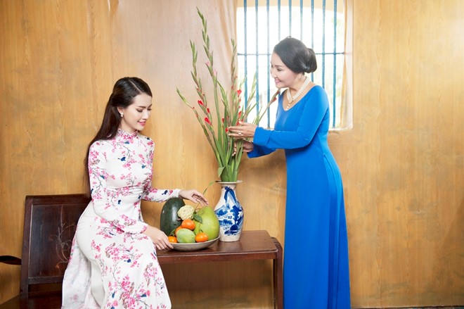 Phan Thị Mơ và Ngân Quỳnh diện áo dài nền nã đón xuân