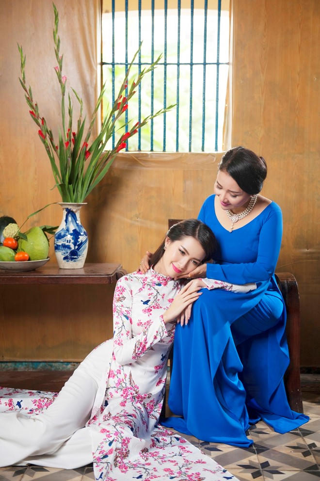 Phan Thị Mơ và Ngân Quỳnh diện áo dài nền nã đón xuân