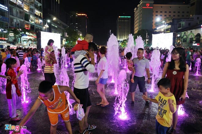 Nhiều nơi trên cả nước tưng bừng đón giao thừa