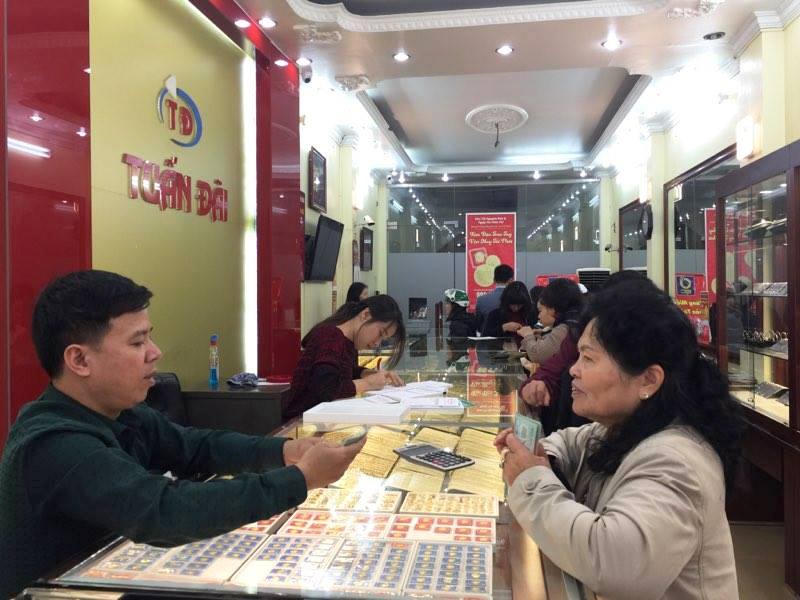 Người dân đổ xô đi mua vàng trong ngày Thần tài