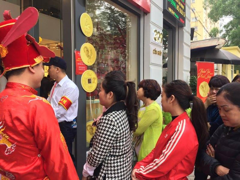 Người dân đổ xô đi mua vàng trong ngày Thần tài