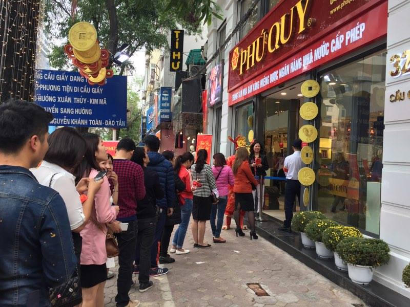 Người dân đổ xô đi mua vàng trong ngày Thần tài