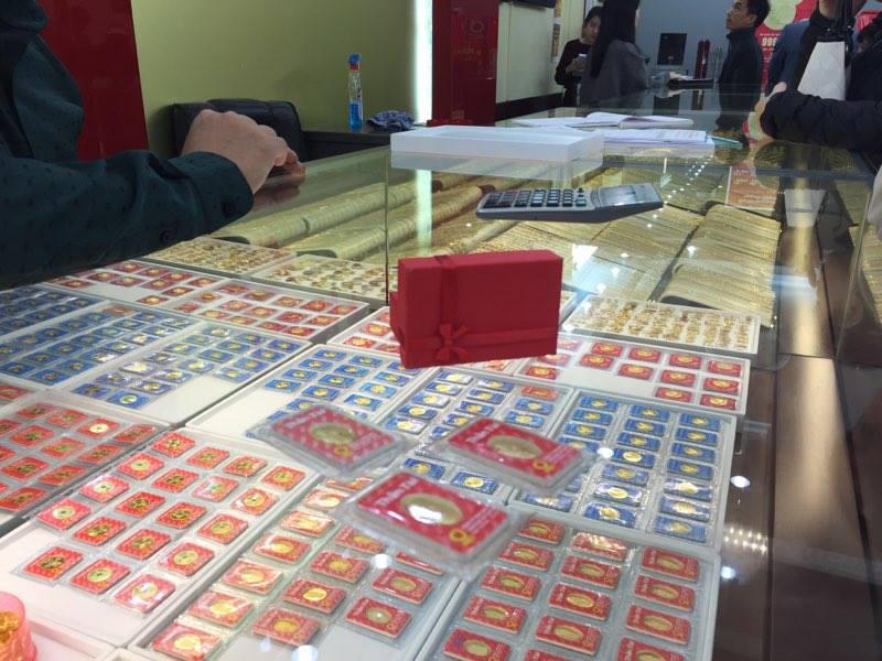 Người dân đổ xô đi mua vàng trong ngày Thần tài