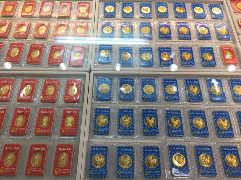 Người dân đổ xô đi mua vàng trong ngày Thần tài