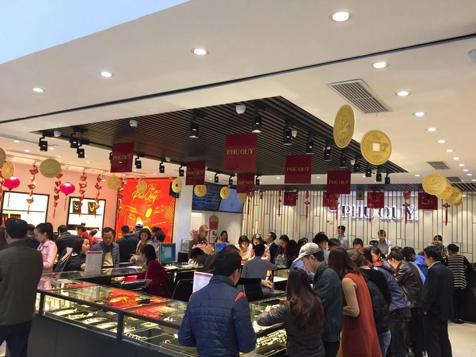 Người dân đổ xô đi mua vàng trong ngày Thần tài