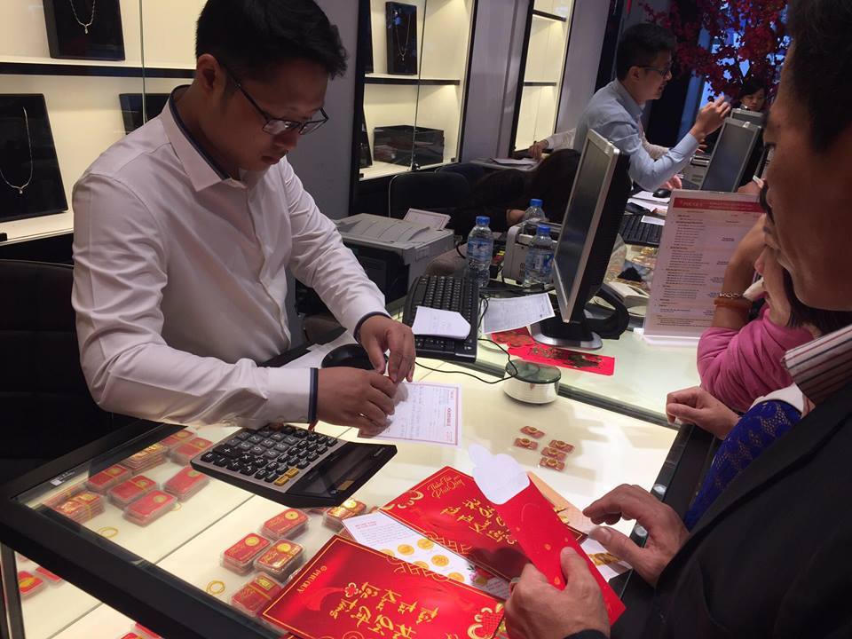 Người dân đổ xô đi mua vàng trong ngày Thần tài