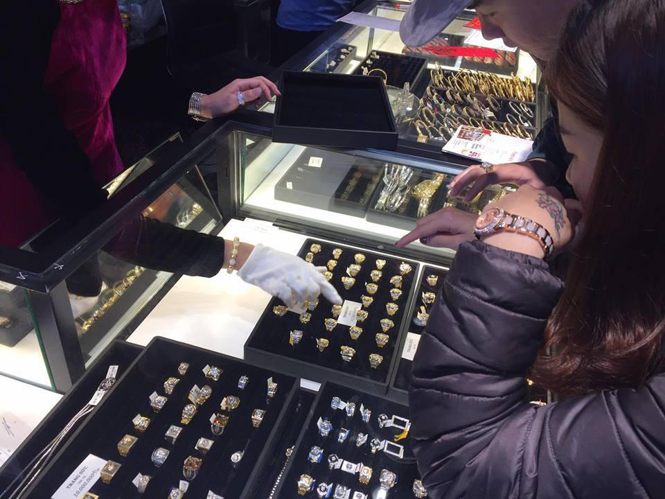 Người dân đổ xô đi mua vàng trong ngày Thần tài