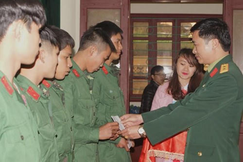 Hàng vạn thanh niên nô nức tòng quân