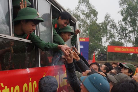 Hàng vạn thanh niên nô nức tòng quân