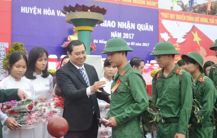 Hàng vạn thanh niên nô nức tòng quân