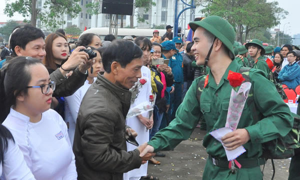 Hàng vạn thanh niên nô nức tòng quân