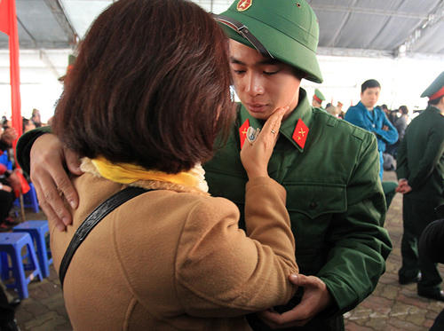 Nghẹn ngào giây phút tân binh chính thức lên đường tòng quân