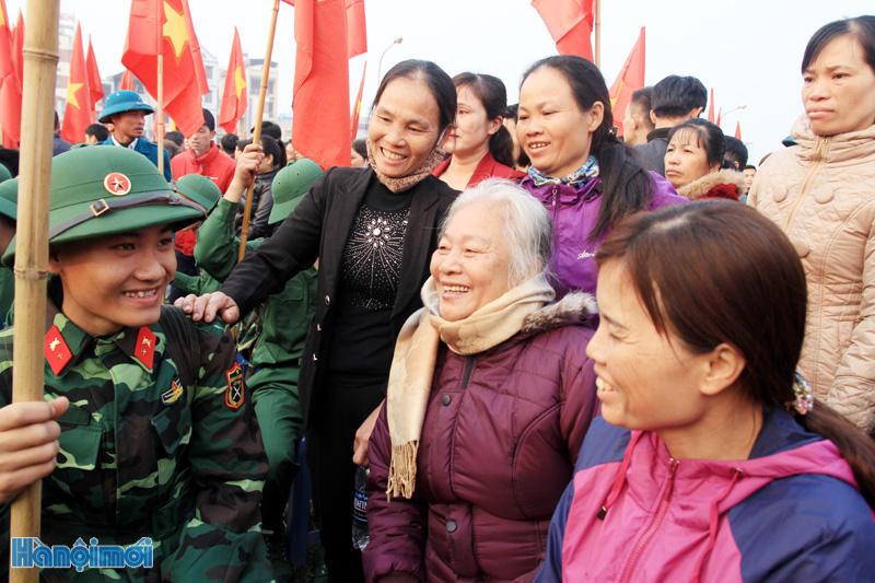 Nghẹn ngào giây phút tân binh chính thức lên đường tòng quân