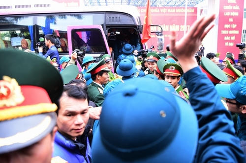 Nghẹn ngào giây phút tân binh chính thức lên đường tòng quân