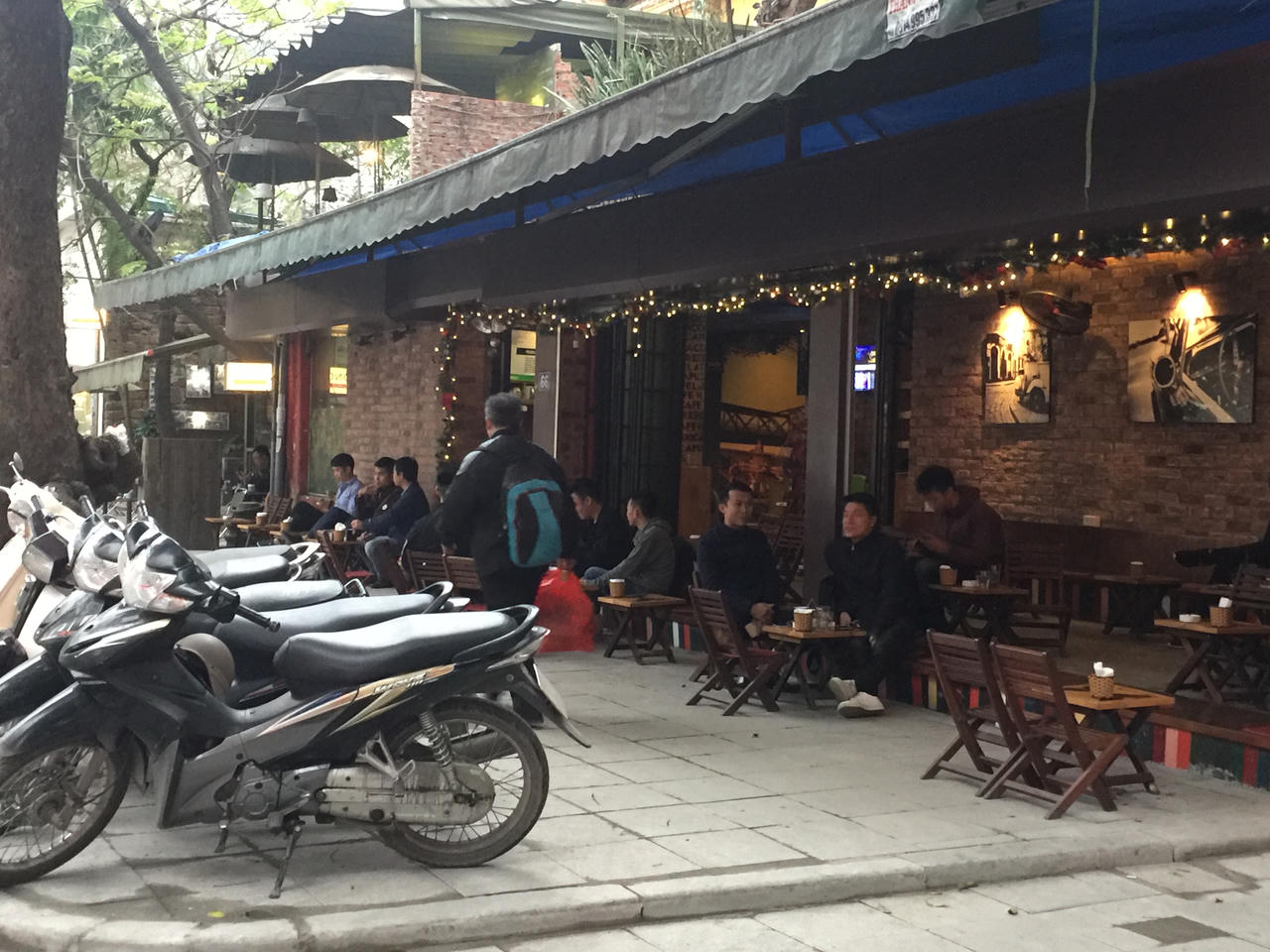 Cộng cà phê ngang nhiên sử dụng vỉa hè để kinh doanh, trông xe cho khách hàng