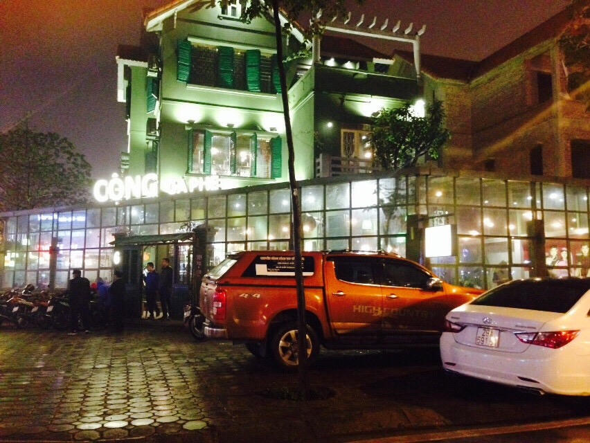 Cộng cà phê ngang nhiên sử dụng vỉa hè để kinh doanh, trông xe cho khách hàng