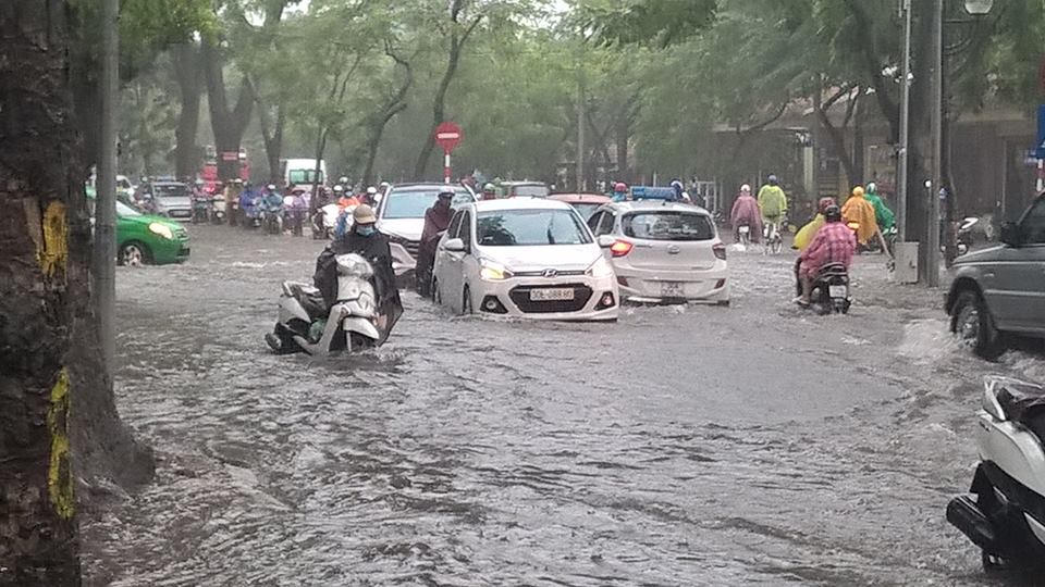Mưa lớn, xe ngã đổ chết máy, nhiều phố Hà Nội biến thành sông