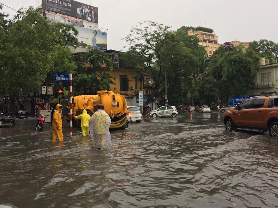 Mưa lớn, xe ngã đổ chết máy, nhiều phố Hà Nội biến thành sông
