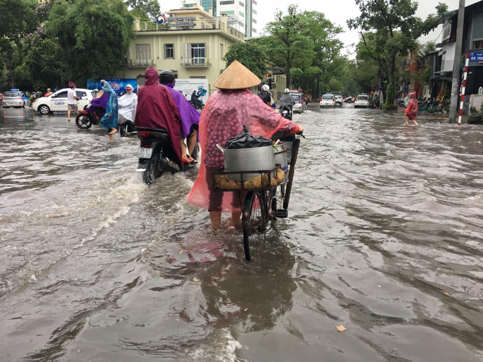 Mưa lớn, xe ngã đổ chết máy, nhiều phố Hà Nội biến thành sông