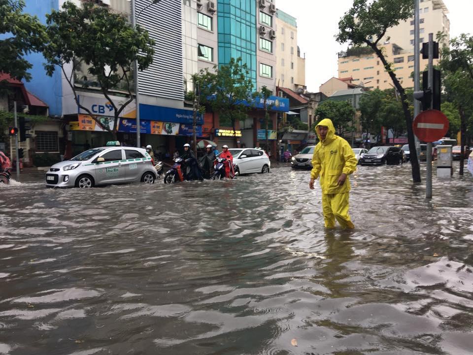 Mưa lớn, xe ngã đổ chết máy, nhiều phố Hà Nội biến thành sông